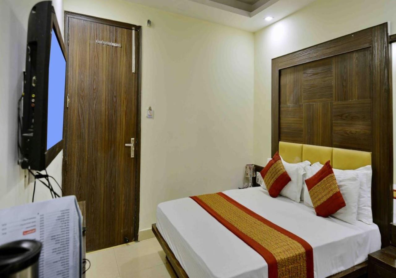 Hotel Perfect Spot- Main Bazar - Walking Metro Station 뉴델리 외부 사진