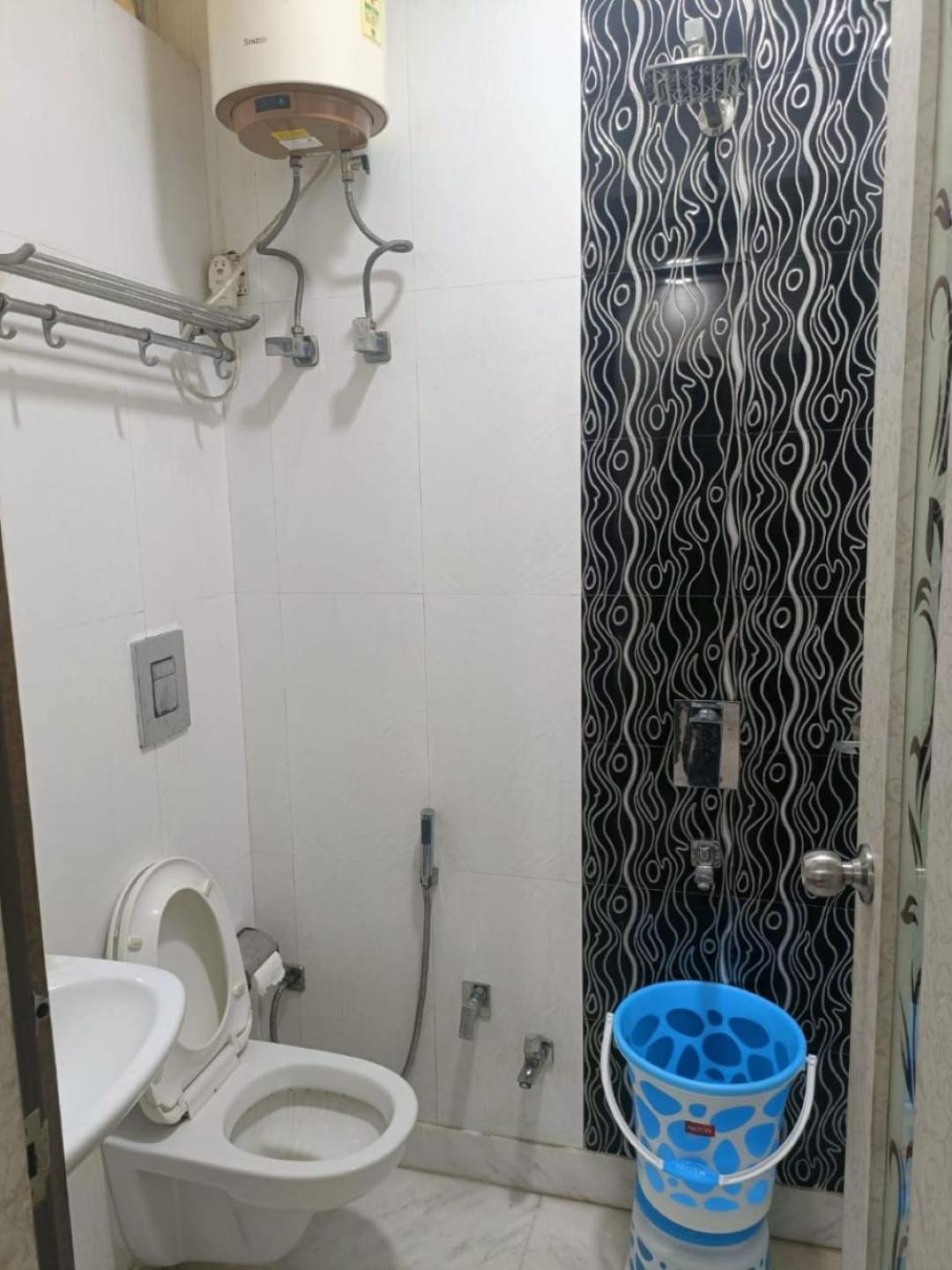 Hotel Perfect Spot- Main Bazar - Walking Metro Station 뉴델리 외부 사진