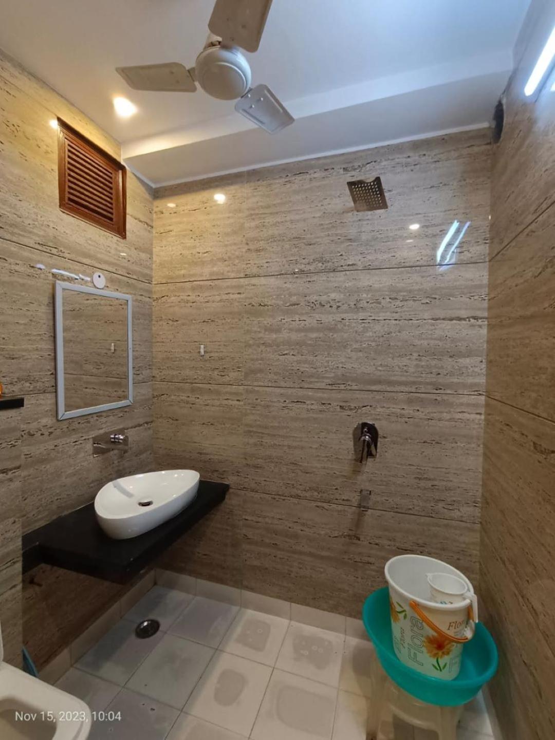 Hotel Perfect Spot- Main Bazar - Walking Metro Station 뉴델리 외부 사진