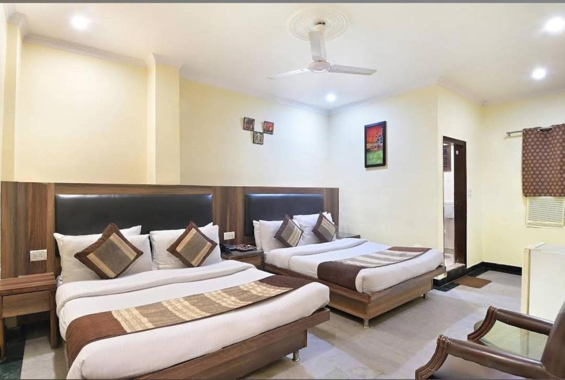 Hotel Perfect Spot- Main Bazar - Walking Metro Station 뉴델리 외부 사진