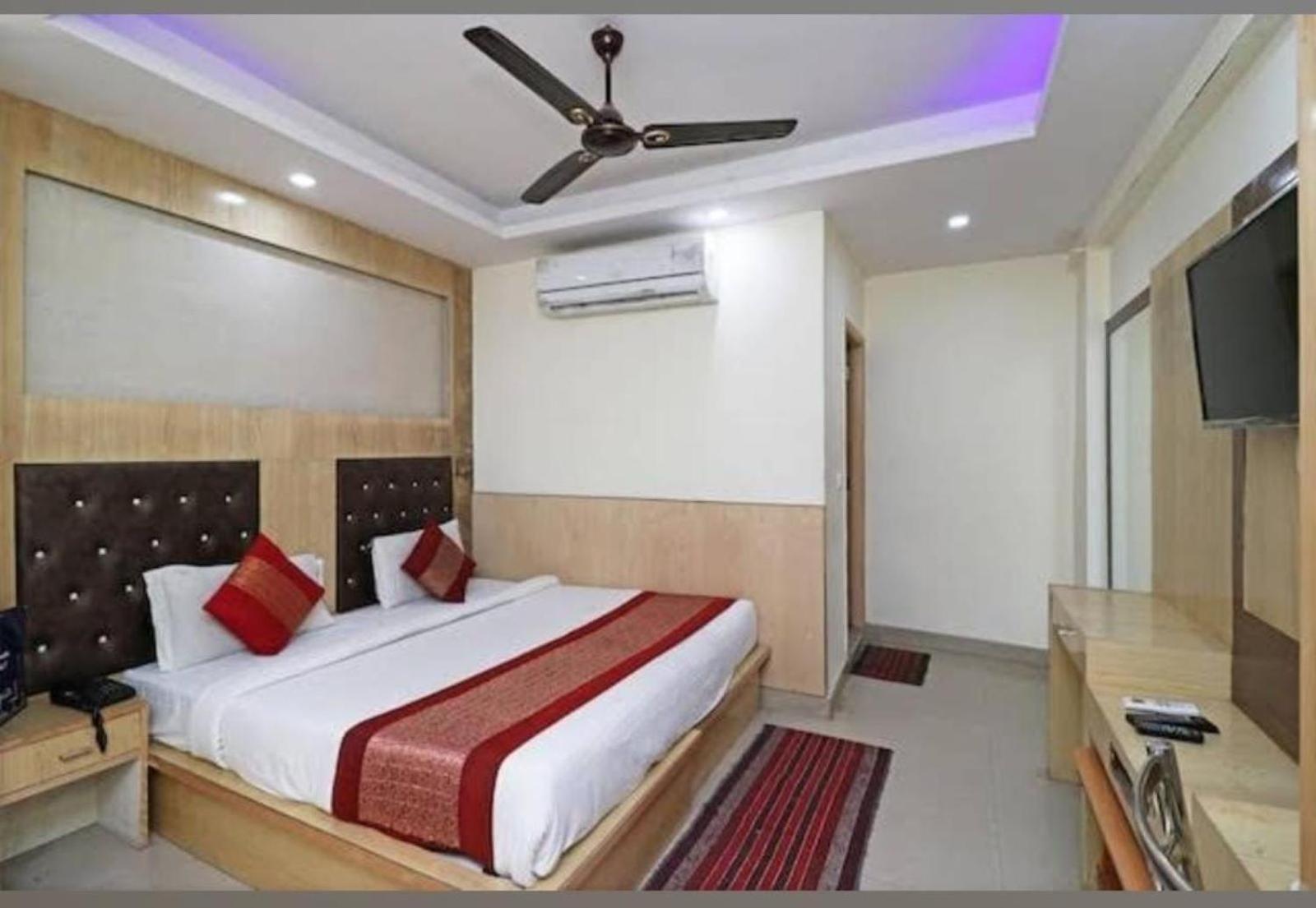Hotel Perfect Spot- Main Bazar - Walking Metro Station 뉴델리 외부 사진