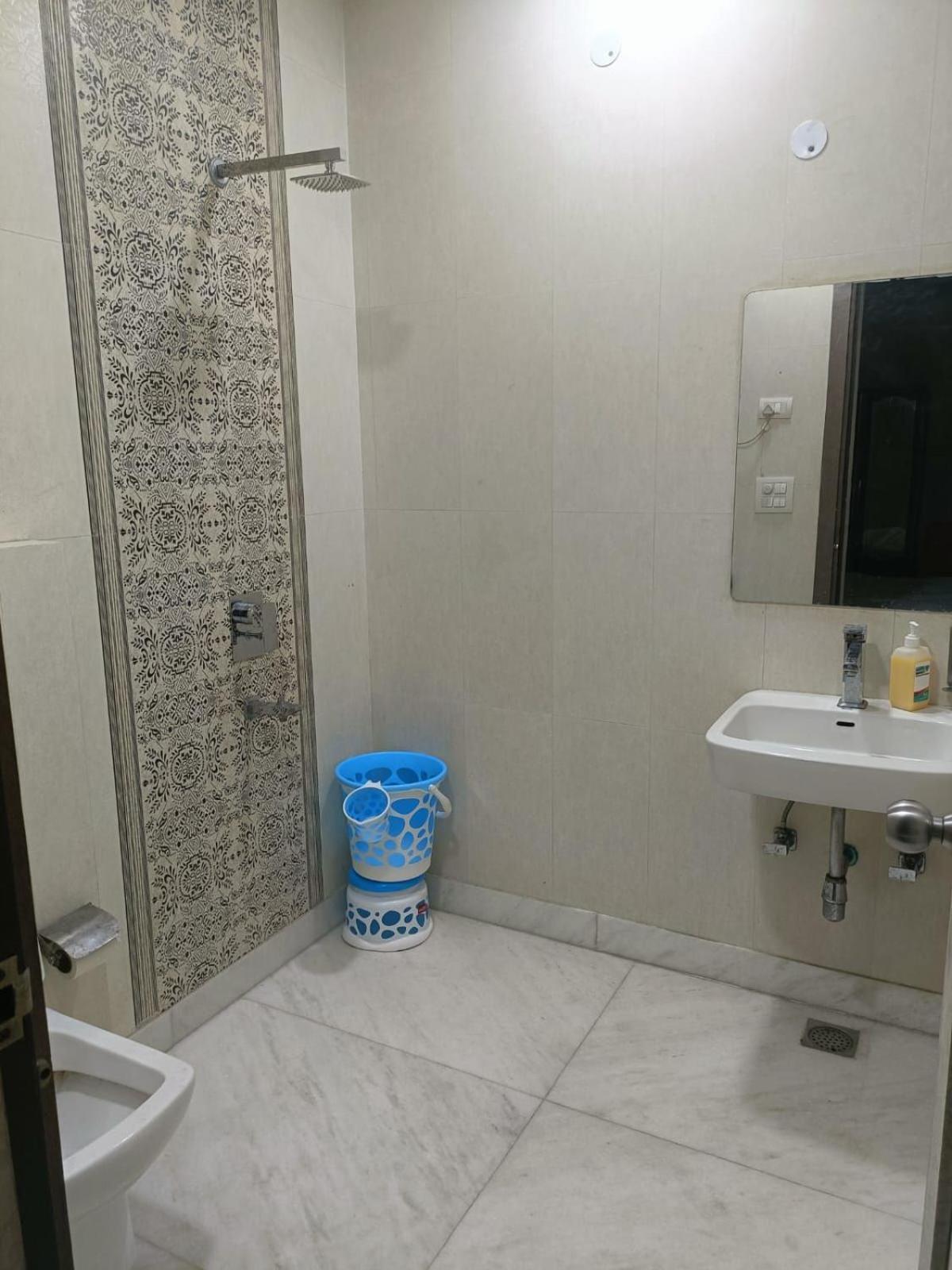 Hotel Perfect Spot- Main Bazar - Walking Metro Station 뉴델리 외부 사진