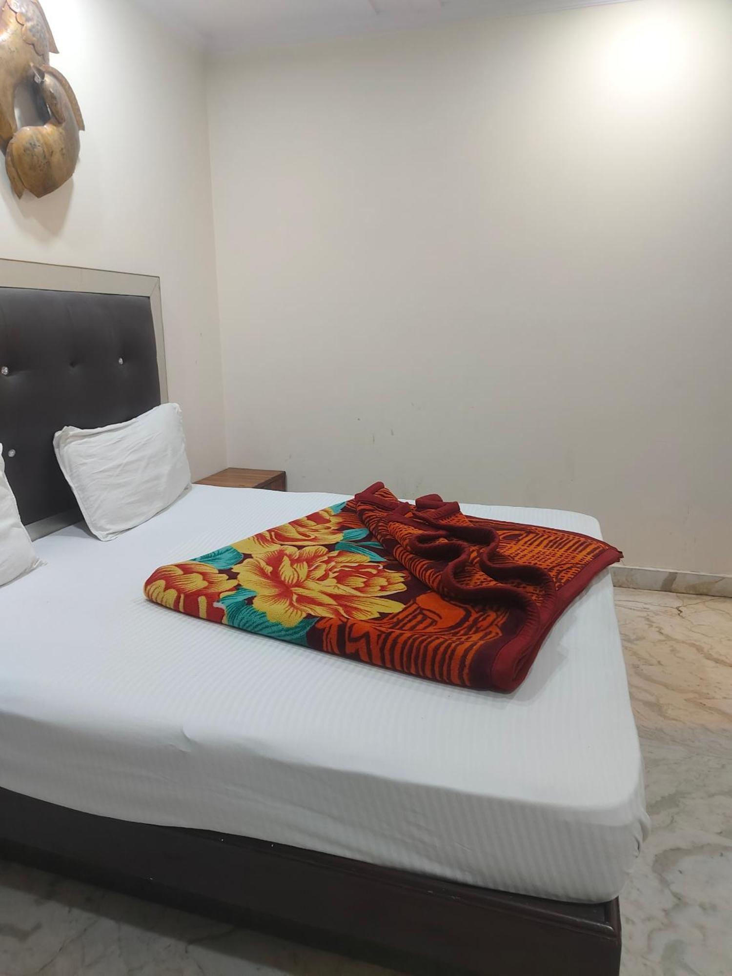 Hotel Perfect Spot- Main Bazar - Walking Metro Station 뉴델리 외부 사진