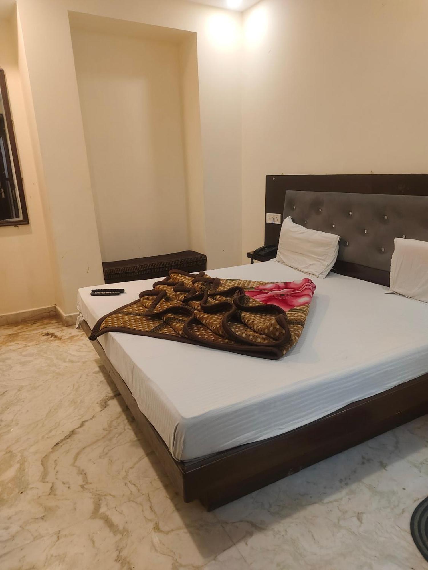 Hotel Perfect Spot- Main Bazar - Walking Metro Station 뉴델리 외부 사진